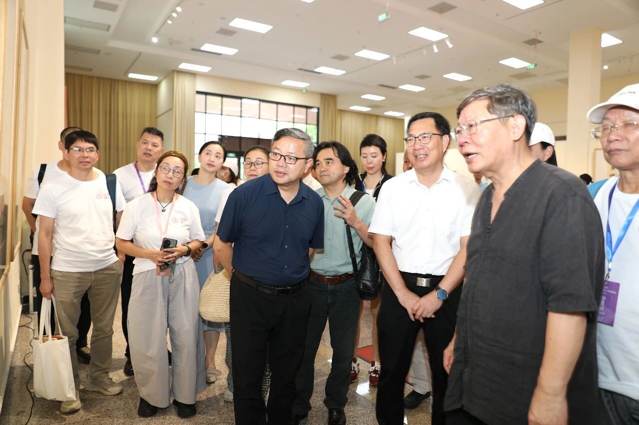 肇庆美术馆（黎雄才美术馆）共同承办的